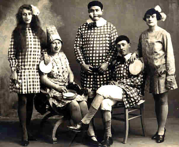 Mi-carême vers 1930 (coll. C. Charrier) Jeanne Baconnais, Anna Charrier, Roger Baconnais, …, Anna Couronné